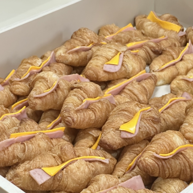 ครัวซองต์ Croissant เนยแท้ - ชั้นบางกรอบ ไส้คาว ไส้หวาน สั่งได้ทาง LINE